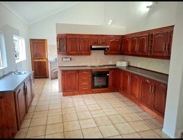 4 BEDROOM HOUSE FOR SALE IN MORELETAPARK